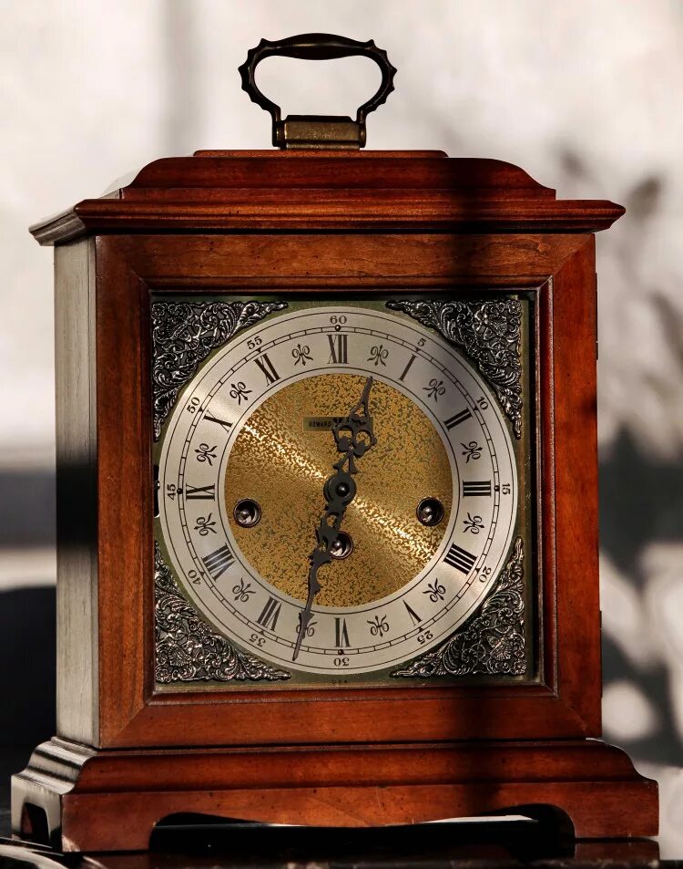 Старый часы сколько стоит. Howard Miller 19в. Часы настольные Lyon seit 1842. Часы кабинетные Германия с боем Chronos. Старинные часы.