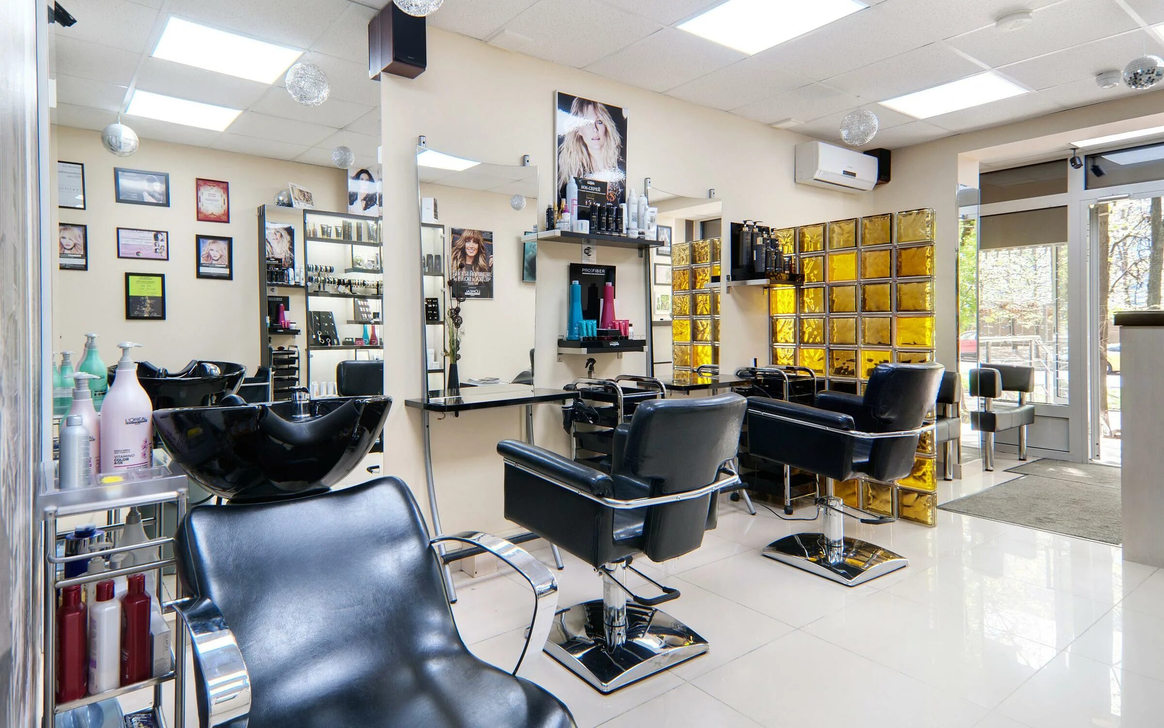 Брэдвэй красноярск парикмахерская. Парикмахерская южные ворота. Специалист салоны красоты арт. Салон красоты солярис на краснобогатырской. Парикмахерская на южном.
