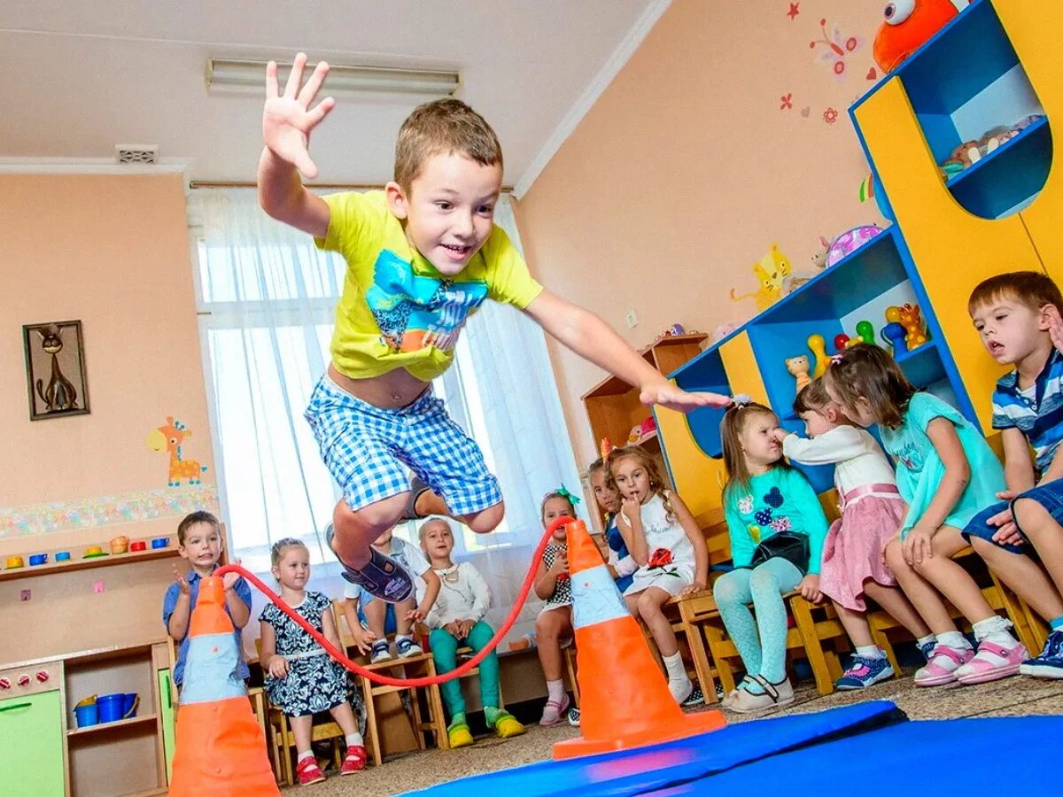 Фото детского сада. Фотосъемка в детском саду. Фотосъемка детей в детском саду. Детская фотосъемка в детском саду. Дети прыгают в детском саду.