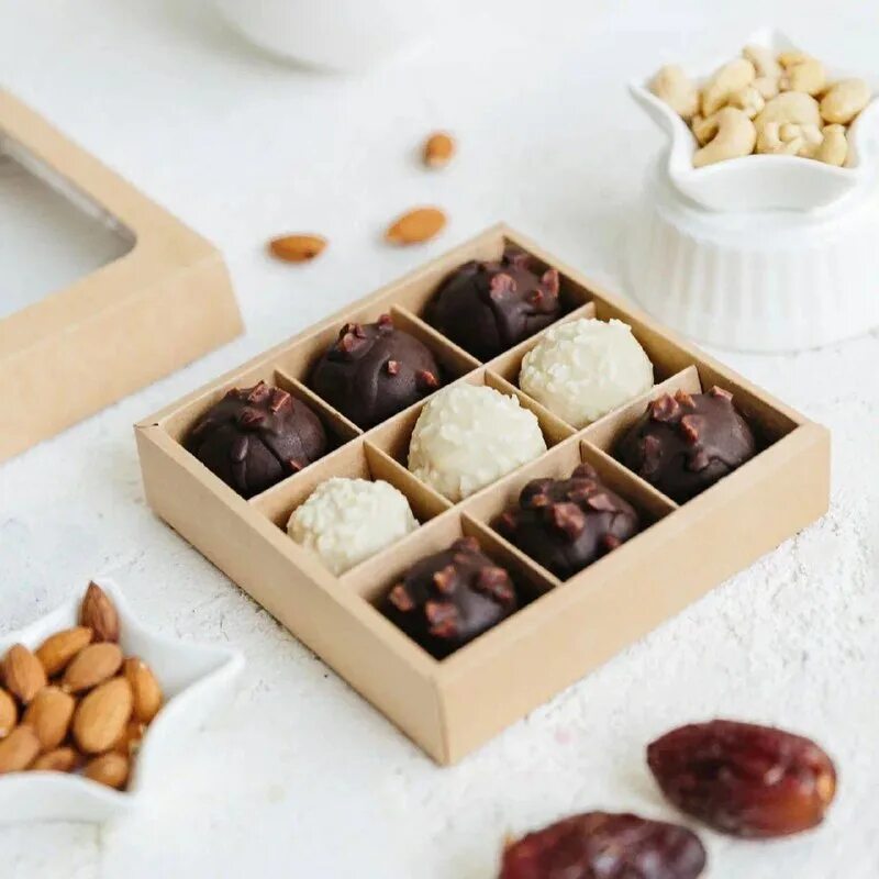 Капкейки красный бархат с клубникой. Стоят 4 пирожных. Капкейки красный бархат декор. Картошка пирожное в магните в бельгийском шоколаде в коробочке фото. Стоят 4 пирожных.