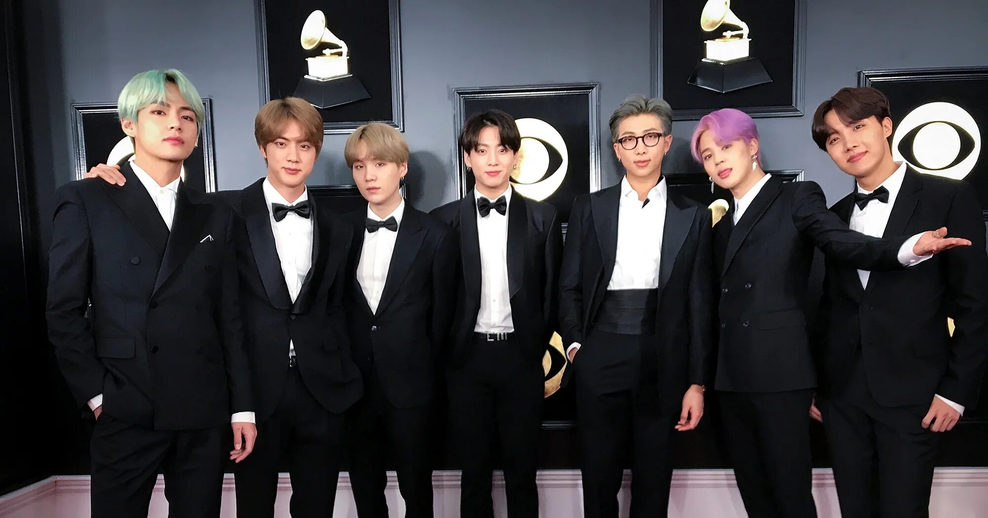 Bts поют песню. БТС Грэмми. BTS В смокингах. BTS Grammy 2022. Грэмми BTS костюмы.