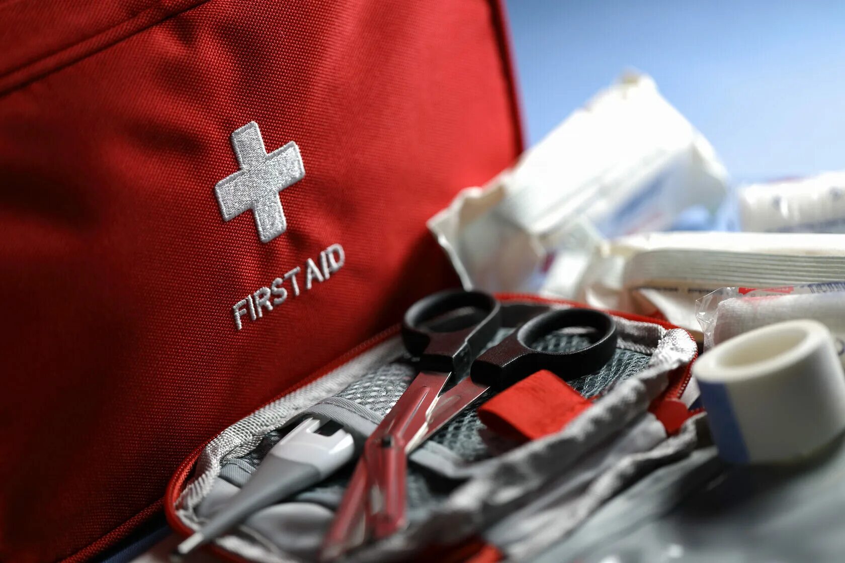 First aid 2025. Аптечка скорой помощи. аптечка для оказания первой помощи. аптечка экстренной и неотложной помощи. аптечка first aid.
