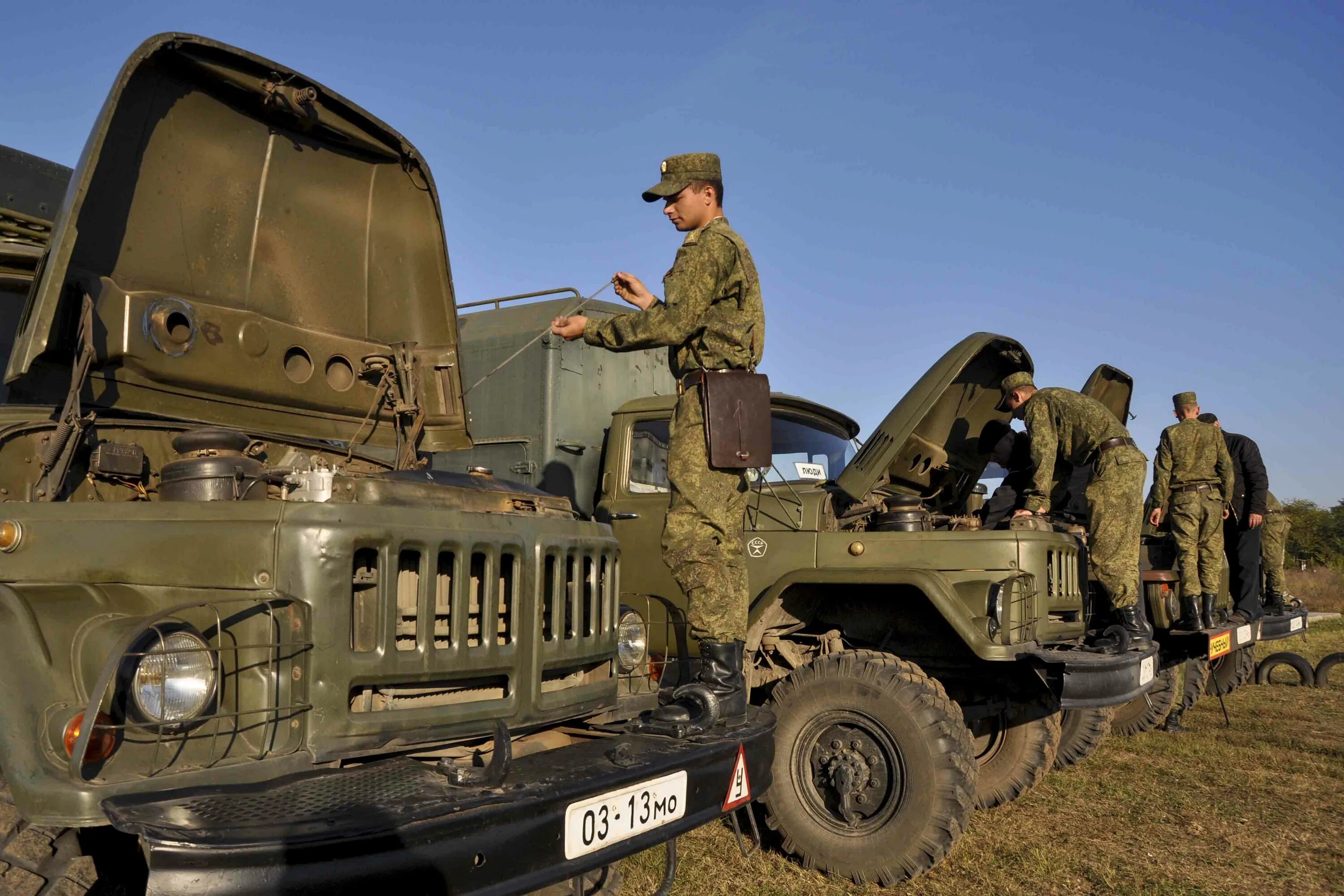 Водитель вс рф. Военный водитель. Автомобильные войска. Военный водитель в армии. Военные автомобильные войска.