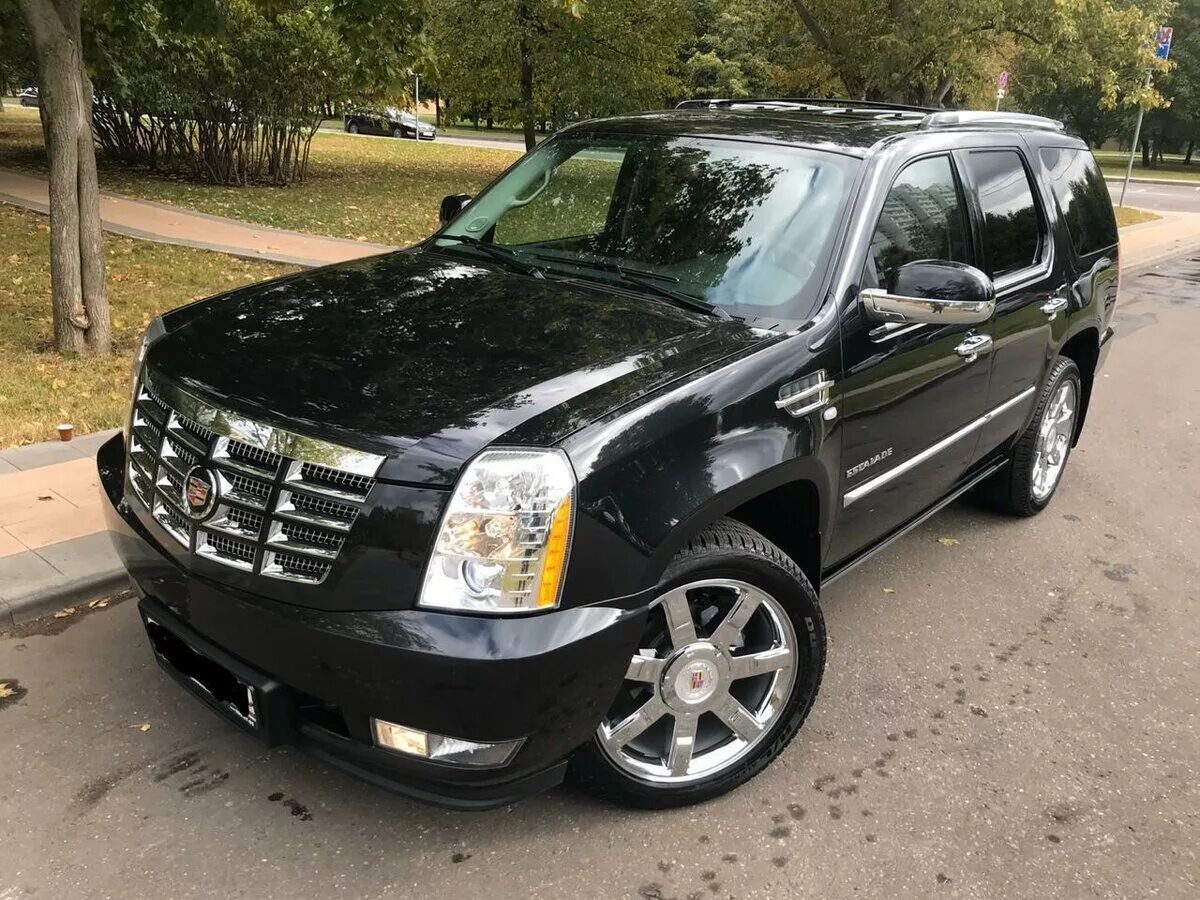 Кадиллак Эскалейд 2011 года. Cadillac Escalade III Black. Cadillac Escalade 3 поколение.