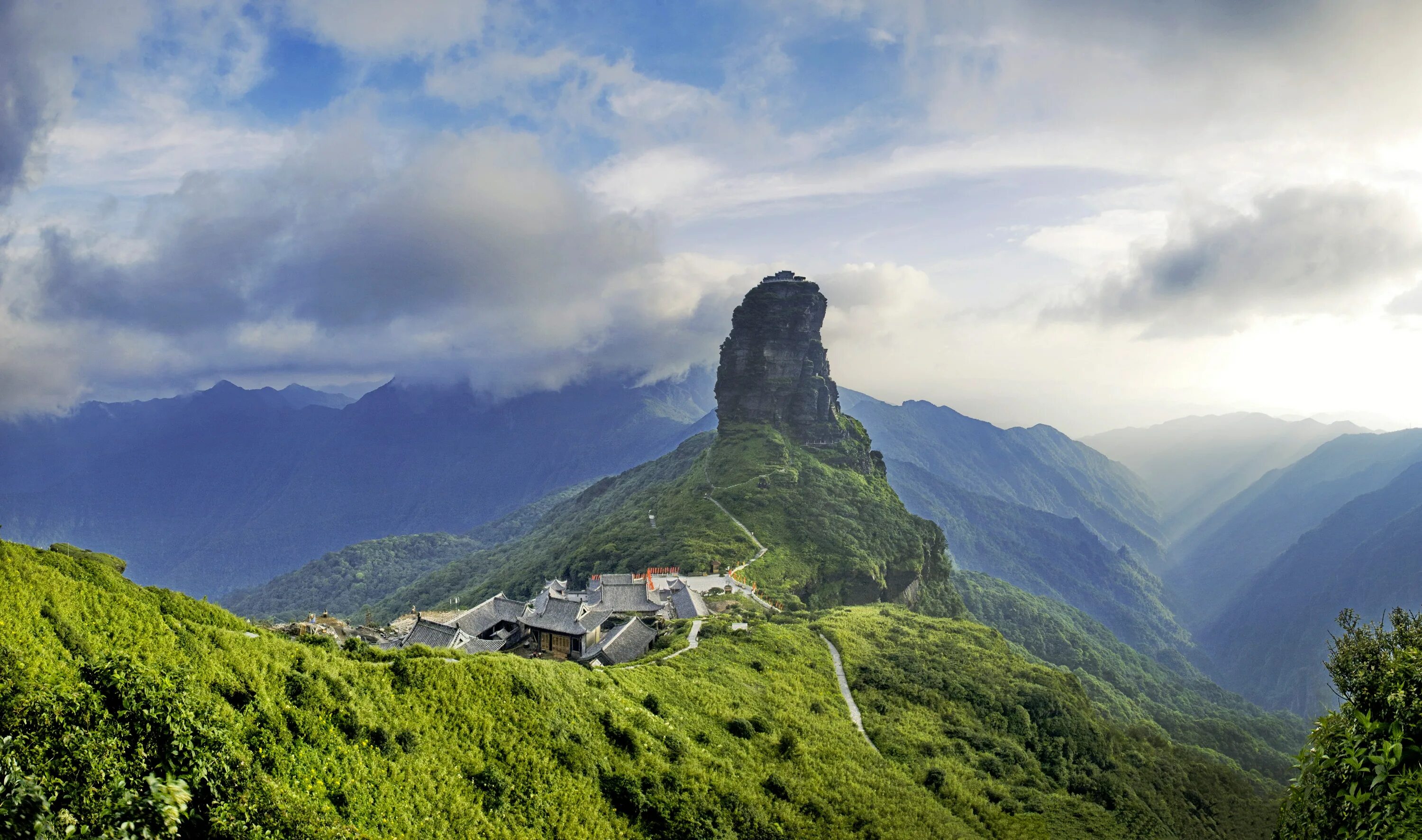 Unesco heritage site. Гора Фаньцзиншань. Храм на горе Фаньцзиншань. Храмы Китая в горах в тумане. Гора Херитидж.