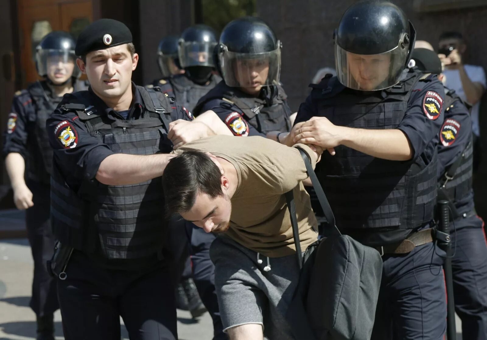 Полиция военного времени. Полиция. Полицейский России. Полиция при задержании. Сотрудник полиции.