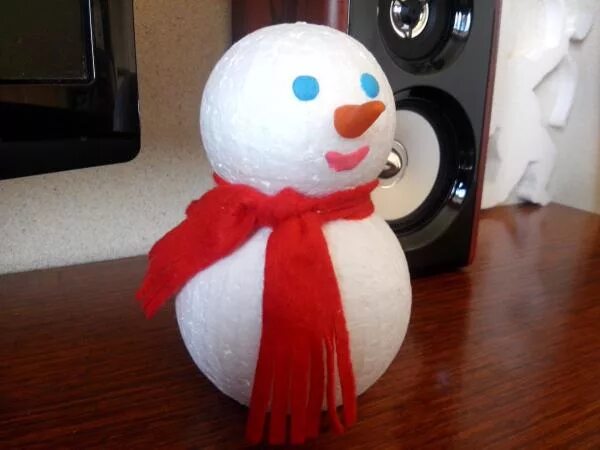 Снеговик из пенопластовых шаров. Как сделать снеговика из пенопластовых шариков. Сгеговичек из ппнопластоаых шариков. Снеговик из пенопластовых шариков. Снеговик из пенопластовых шариков.