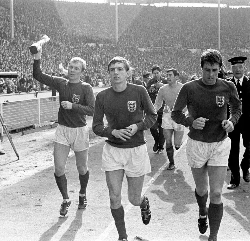 Пiшов з життя футболiст. Пiшов з життя футболiст. Final 1966 world cup. Пiшов з життя футболiст. Европейский футбол футболисты.