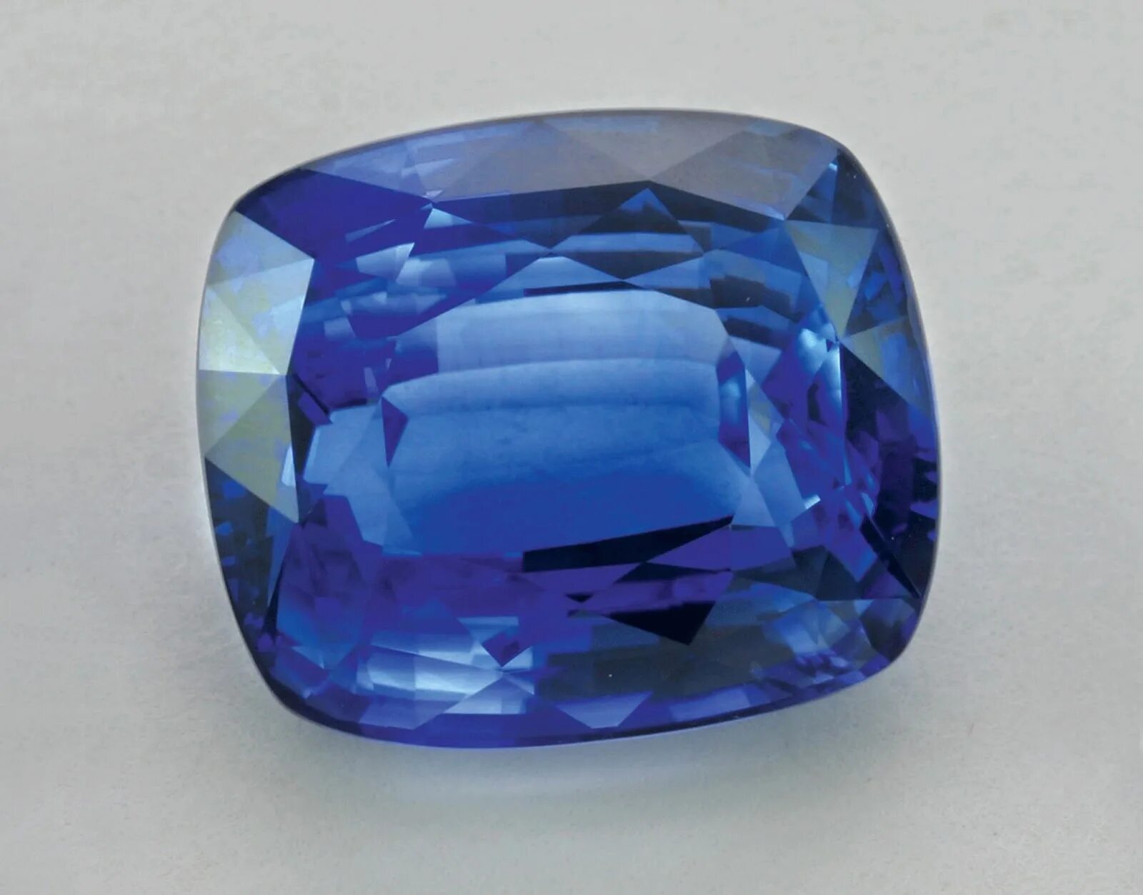 Синий карбункул камень. Камень кашмирский сапфир. Голубой карбункул камень. Полудрагоценные камни карбункул.