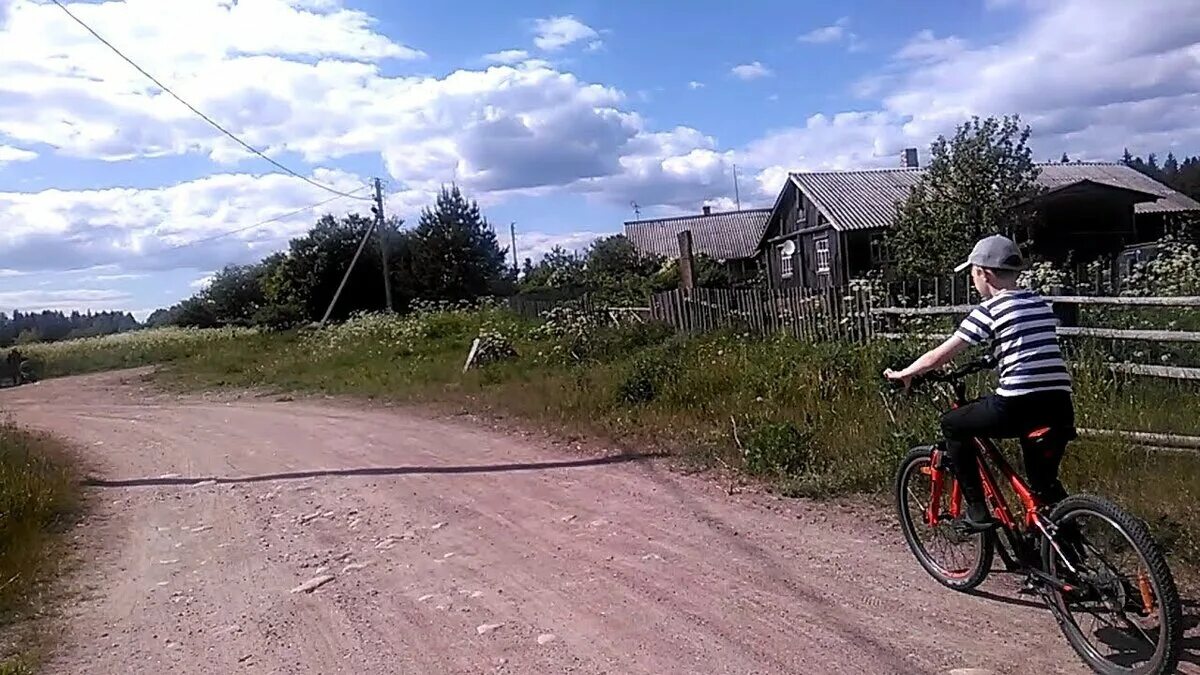 Байки про деревню. Деревенский велосипед. Мальчик на велосипеде в деревне. Кататься на велосипеде в деревне. Катаюсь на велосипеде по деревне.