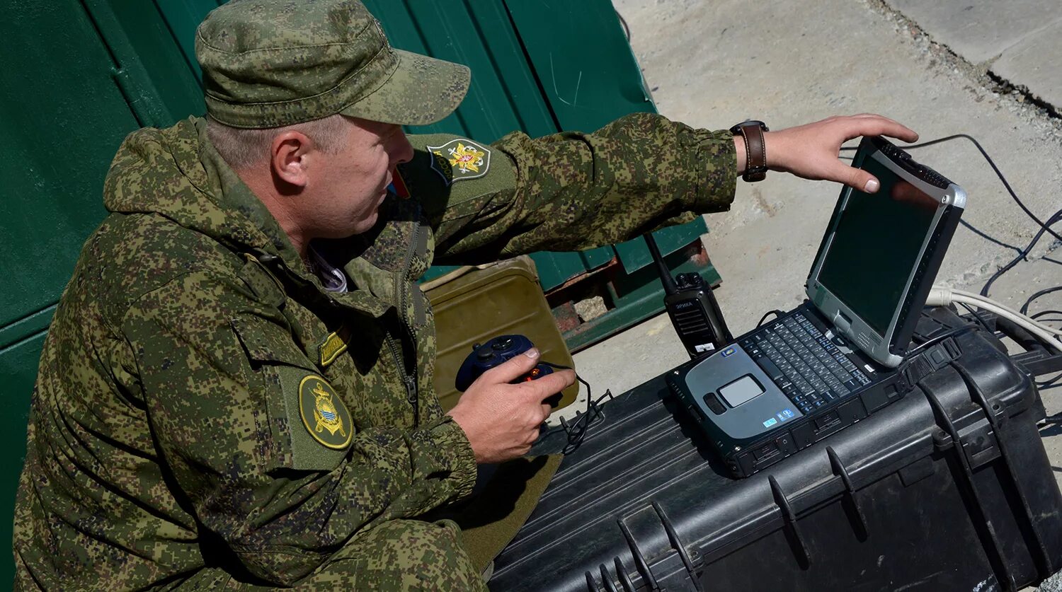 Военная связь статья. Военная связь. Военный Связист. Связист вс РФ. Военный шифровальщик.