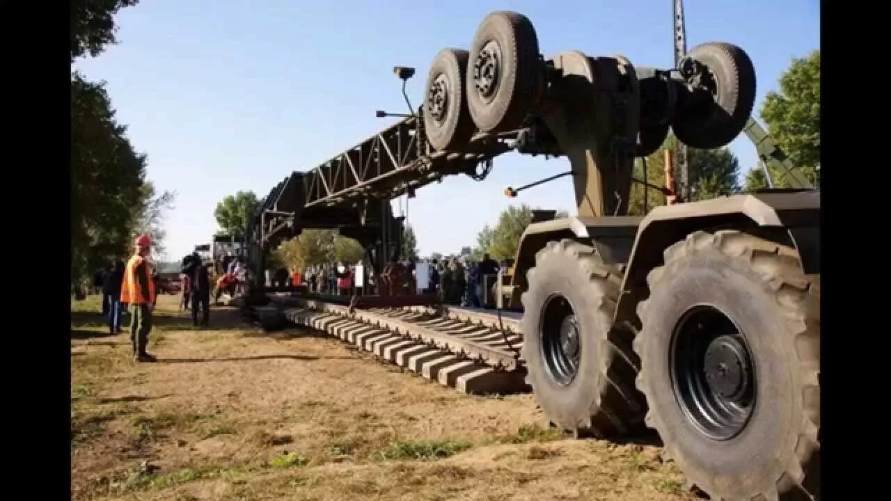Тракторные войска. Тракторные войска. Пзм-2 полковая землеройная машина. Трактора бизон трек шоу. Смешной тракторист.