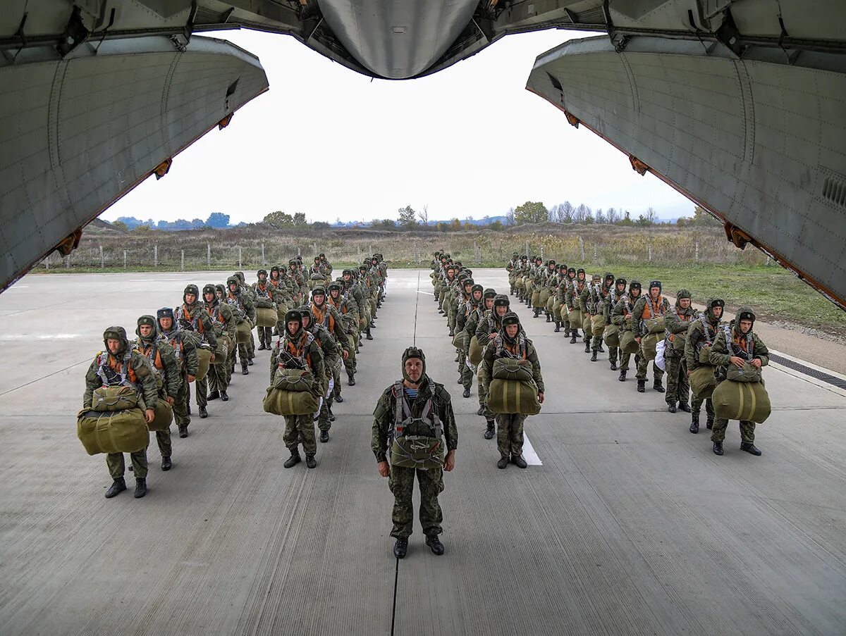 Часть войск идущая впереди. Нагорный Карабах ВДВ. Российские войска. Военные учения. Российские военные.