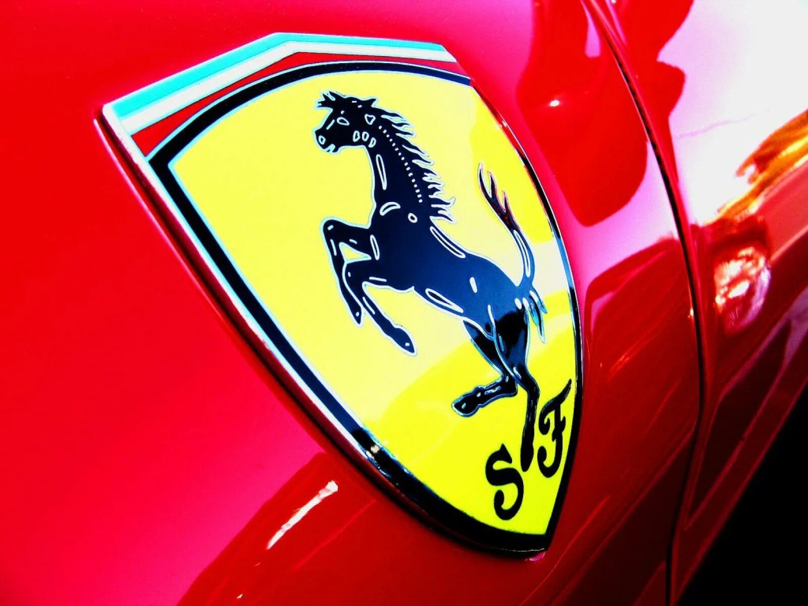Бренд на коне. Скудерия Феррари (итал. Scuderia Ferrari) —. Логотип коня на машине. Марка машины с лошадью. Бренд машины с лошадью.