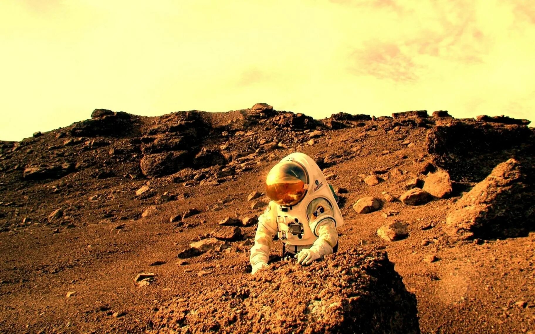 Планеты где существует жизнь. Марс Планета жизнь. Марс Планета жизнь на Марсе. Космонавт на планете. Космонавт на Марсе.