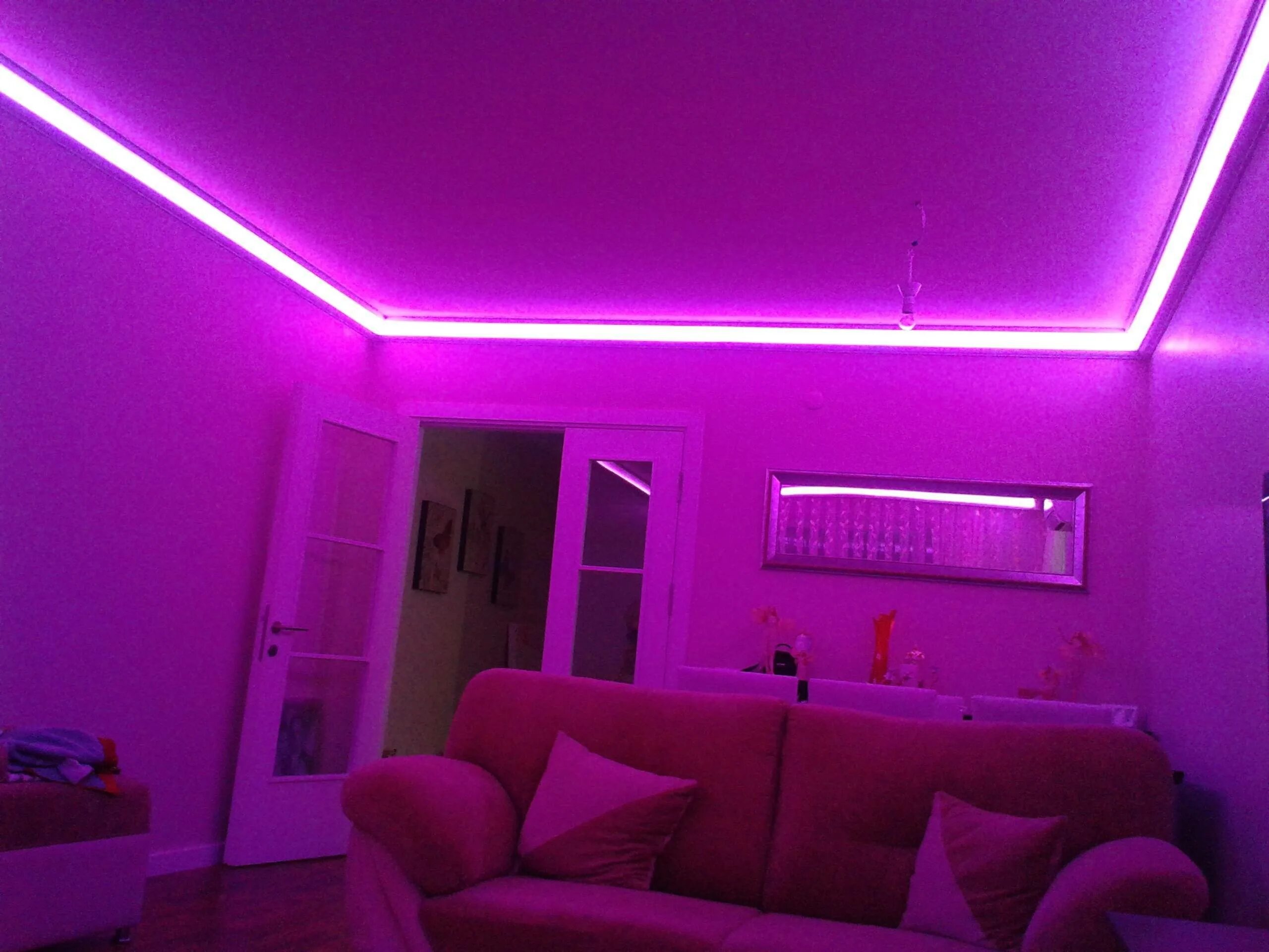 Светодиодная РГБ лента на потолке. Фиолетовая РГБ подсветка. РГБ лента фиолетовая. Неоновые РЖБ ленты. Как делают неоновые