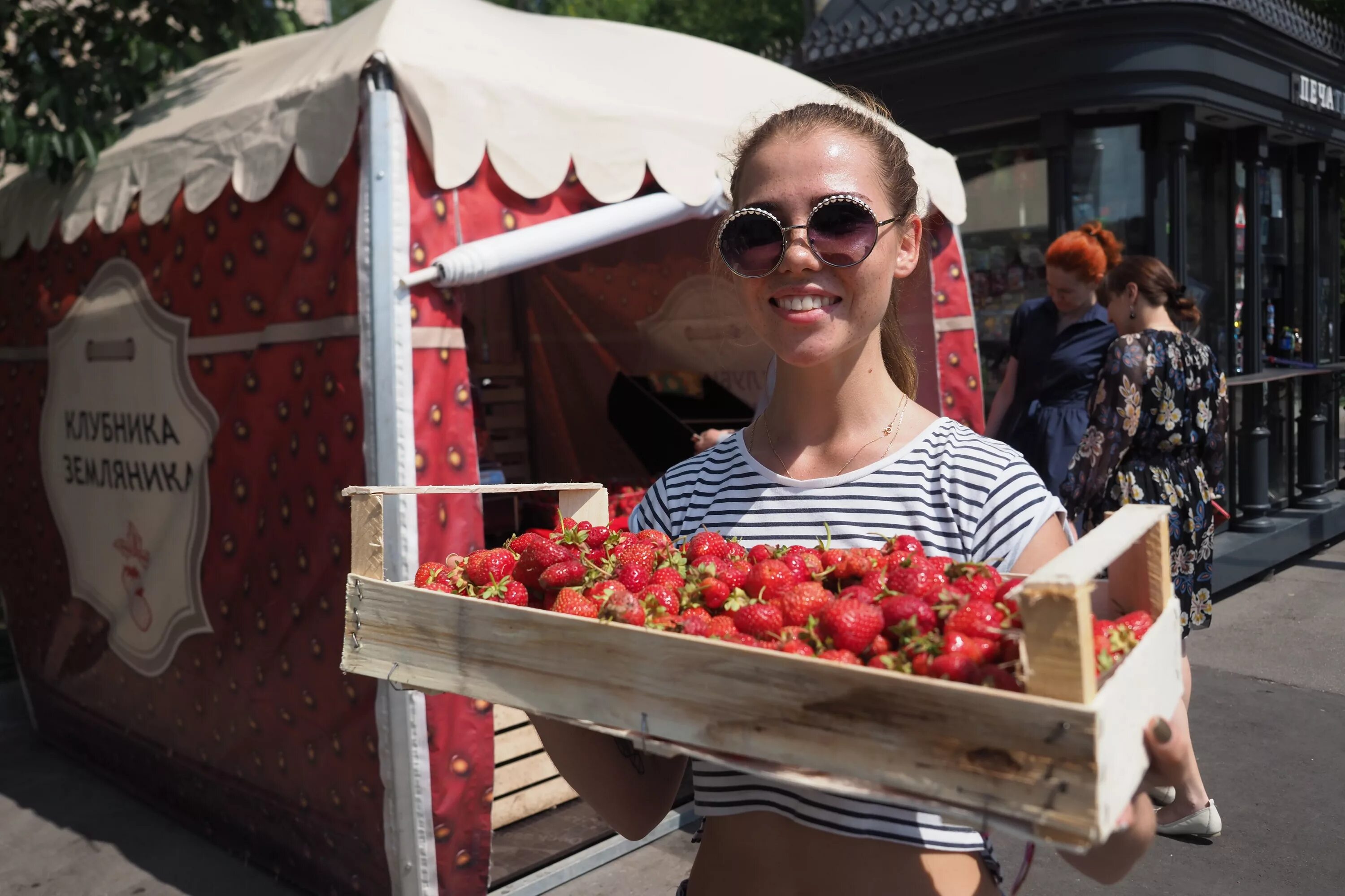 Купить клубнику санкт петербург. Торговля клубникой. Палатка клубника. Палатка ягода. Торговля клубникой на улице.