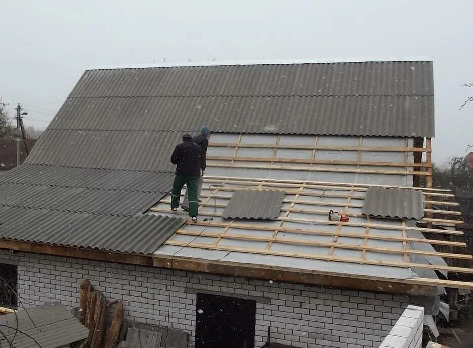 Беседка с шиферной крышей. Ондулин обрешетка схема. Кровля гаража из профлиста. Шифер фасонлари. Шиферная крыша гаража.