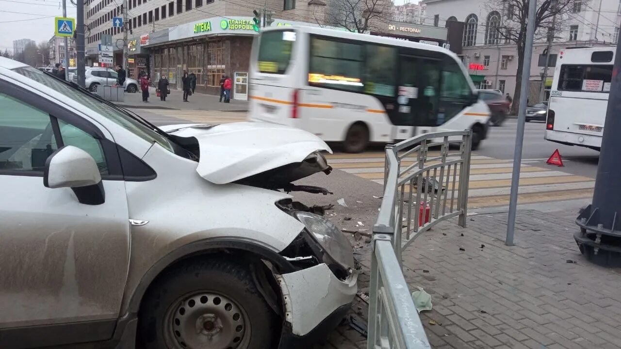 Авария в Воронеже с автобусом. ДТП на Плехановской Воронеж вчера. Авария на перекрестке Минской Воронеж. Авария с автобусом 4.10 в Воронеже.