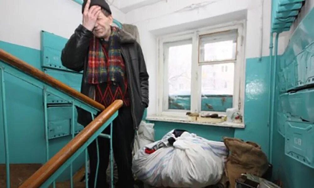 Как выселить человека из квартиры. Выгнали из квартиры. Отобрали квартиру. Как выселить человека из квартиры. Выселение из квартиры.