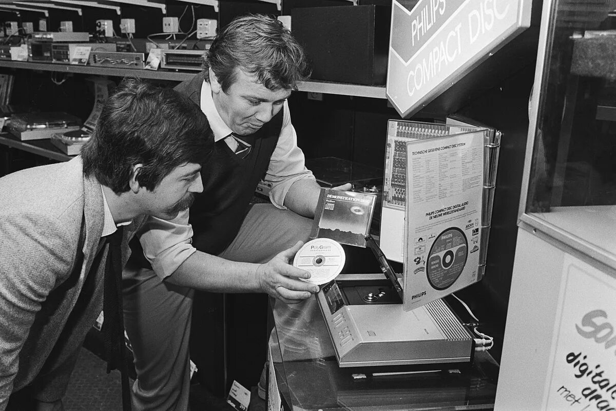 Компакт – диск, compact disc (cd). Жёсткий диск ibm 350. Самый первый компакт диск в мире. История создания cd. Будущее оптических дисков.