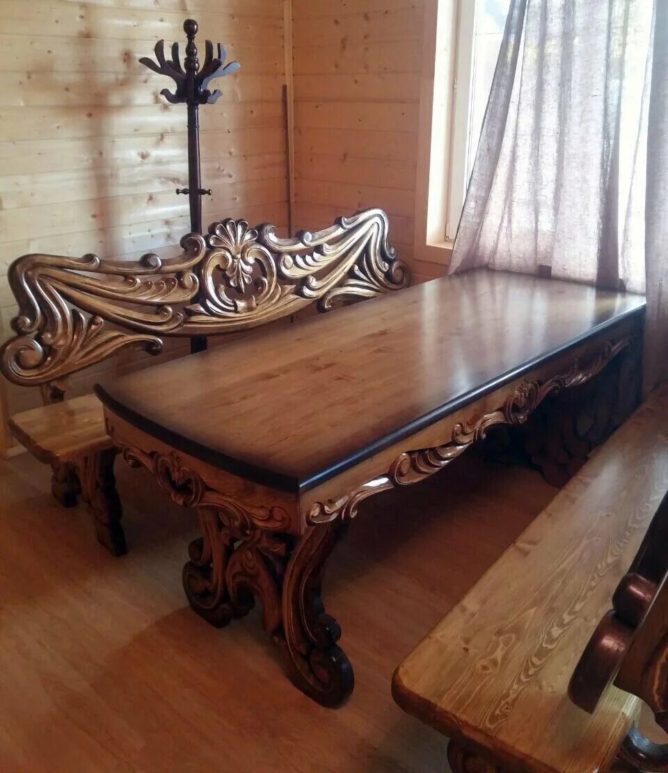 Резная мебель из дерева. Дерево мебель работа. Деревянная прорезная резьба глухаря. Эксклюзивная мебель из дерева. Столик из спила дерева.