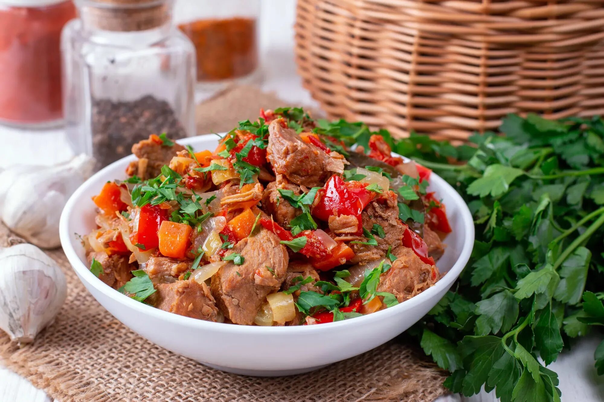 Аджаб сандал. Жаркое с бараниной. Тушеное мясо с приправой. Жаркое из свинины с овощами. Говядина тушеная в томатном соусе.