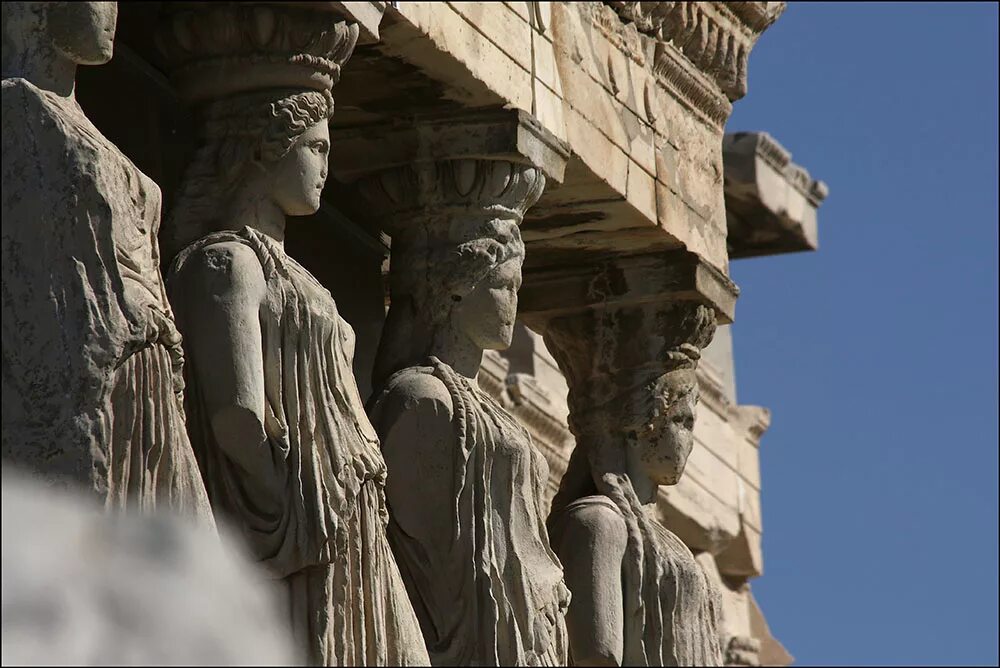 кариатиды храма эрехтейон афины греция. музей акрополя древняя греция. древняя греция статуя афины. портик кариатид древняя греция. акрополь скульптура.