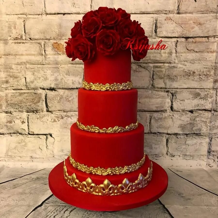 Торт красно золотой. Торт с красными цветами. Красивый торт в Красном стиле. Свадебный торт с красными цветами. Торт в красно золотом цвете.