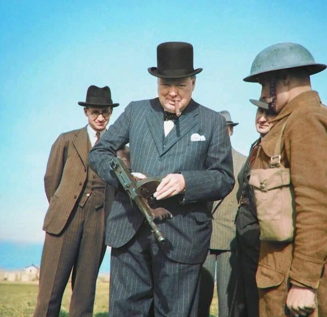 2 мировая черчилля. Уинстон Черчилль с Томпсоном. Уинстон Черчилль 1940. Уинстон Черчилль с автоматом Томпсона. Уинстон Черчилль фото.