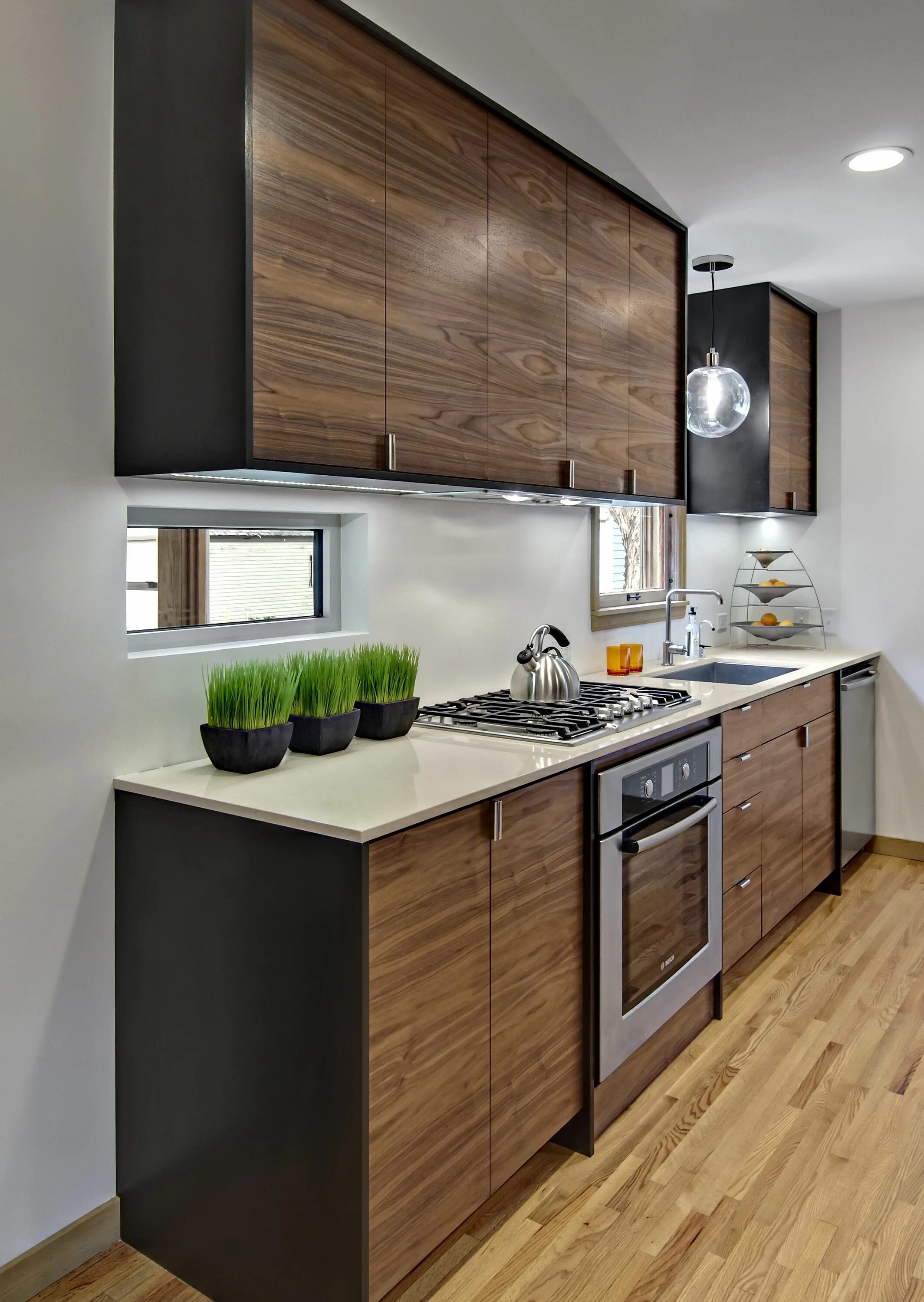 Торец кухни с полками. Стеклянные пеналы на кухне в современном стиле. Интерьер кухни. Торец кухни. Декор торца кухни.