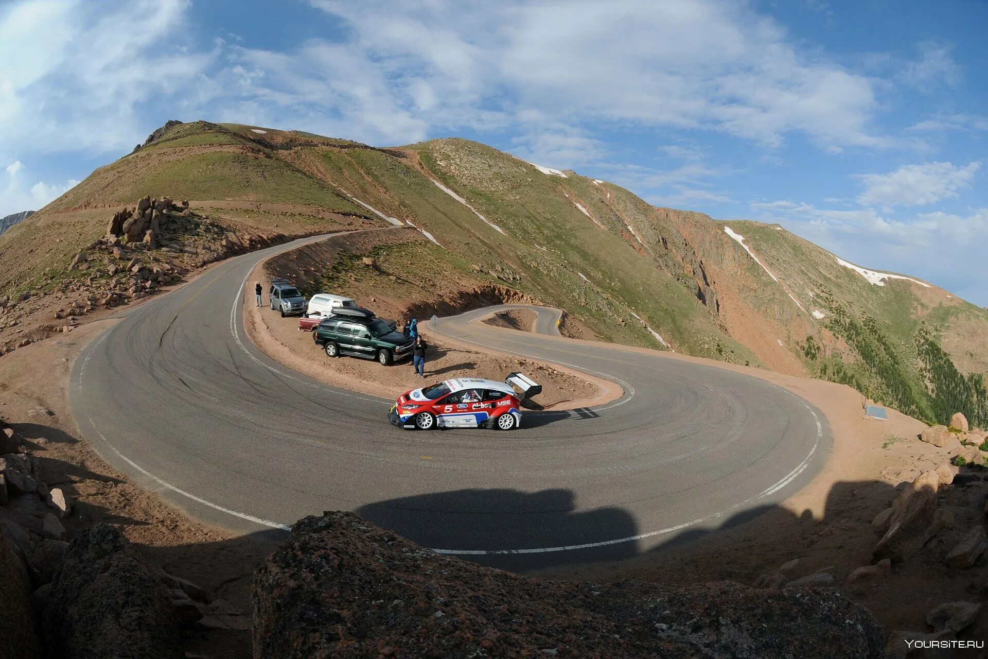 Пайкс пик гонка трасса. Pikes Peak гора. Toyota Tacoma Pikes Peak. Автомобили на серпантине. Покажи трассу машин