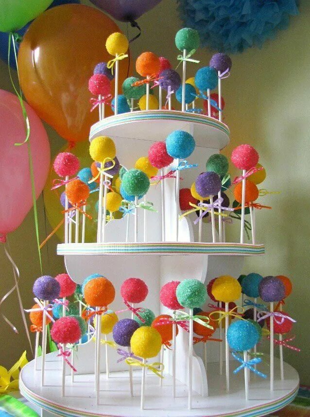 Сделать торт из шаров. Торт с воздушными шарами. Торт с шариками. Торт «воздушные шарики». Кейк попсы на день рождения.