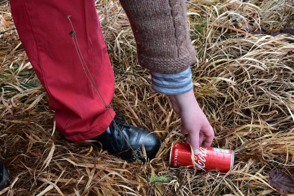 Don t pick up the trash. Бег. Coca Cola, Trash pollution.