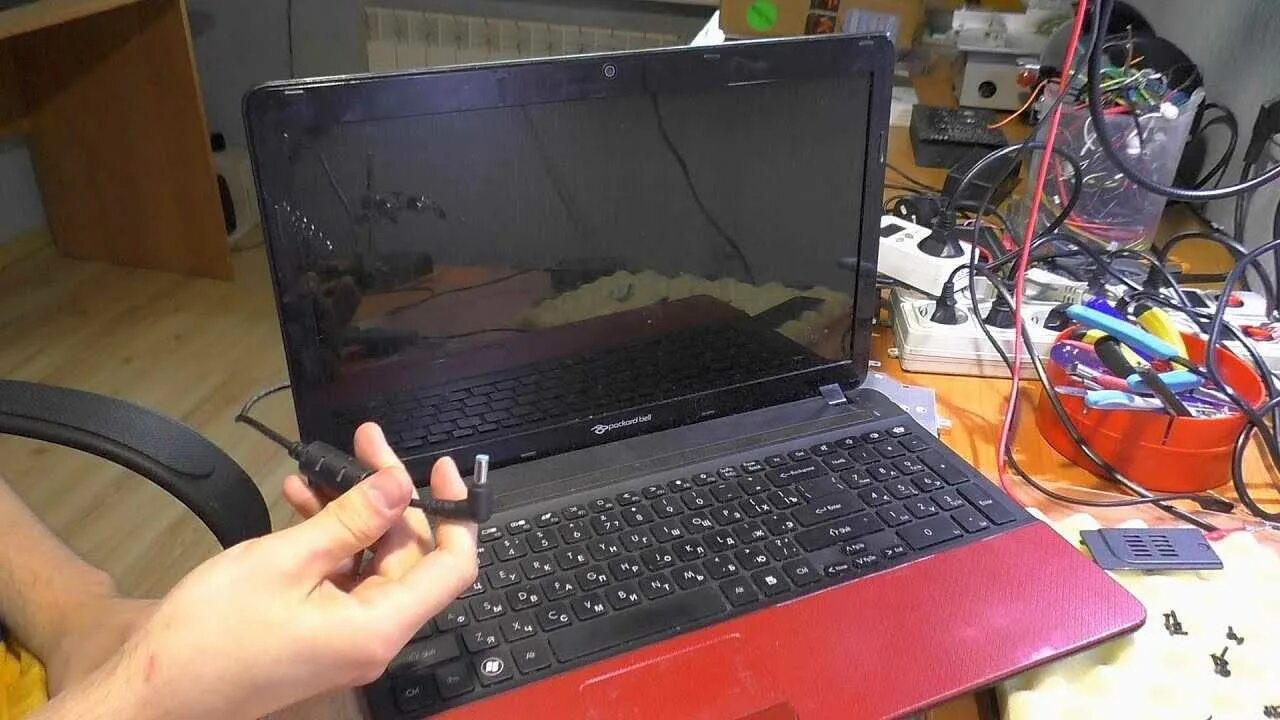 Почему ноут не включается. Ноутбук Packard Bell p5ws0. Дисплей на ноутбук Packard Bell p5ws0. Packard Bell EASYNOTE TS p5ws0. Ноутбук Lenovo b590 сломанный.