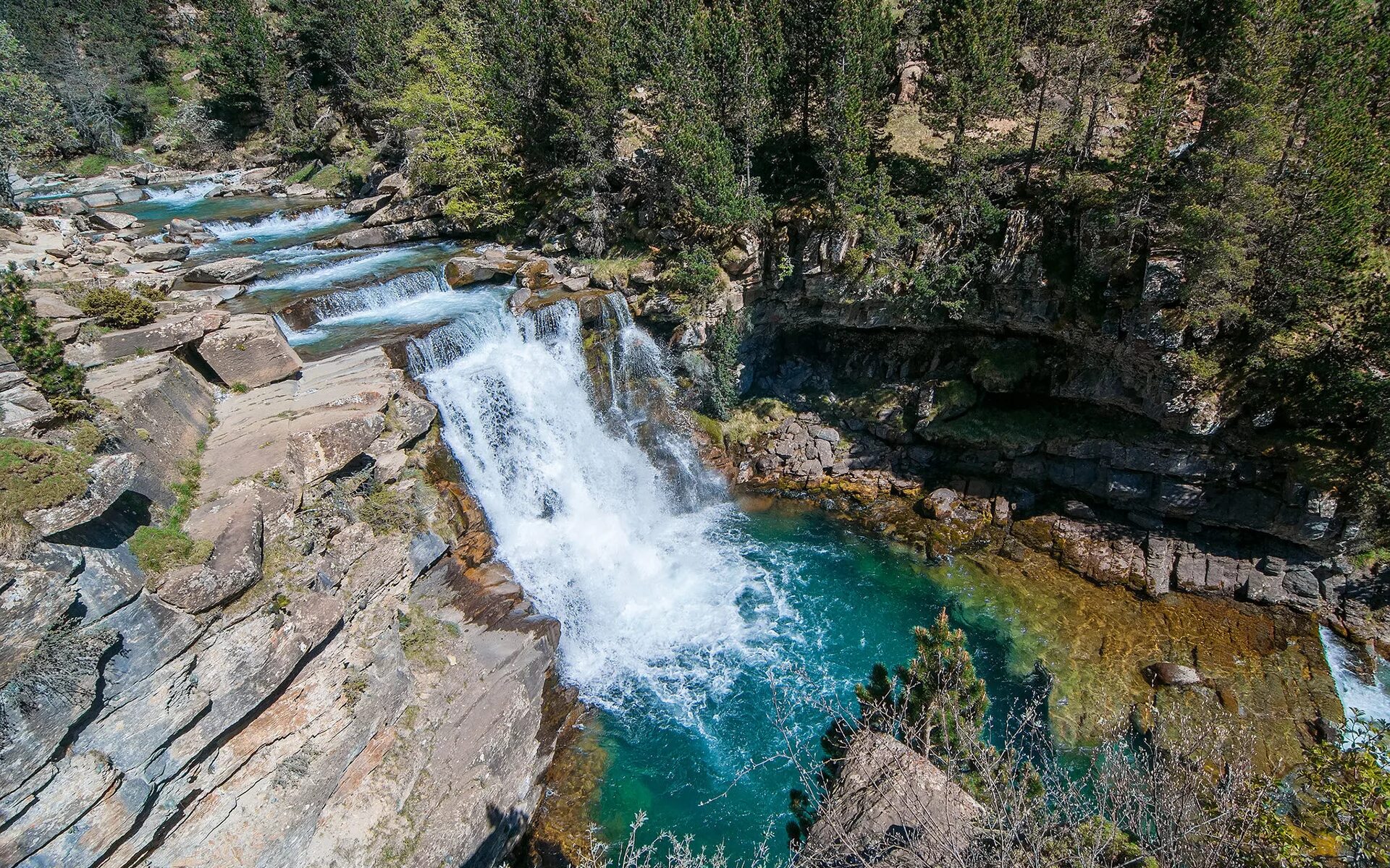 Водопады в горном