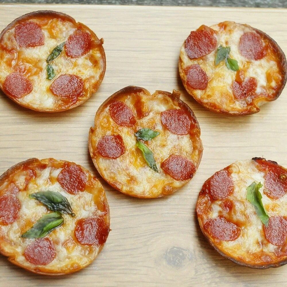 Мини пиццы в духовке с колбасой. Мини пицца. Мини пицца для детей. Красивые мини пиццы. Красивая форма для мини пиццы.