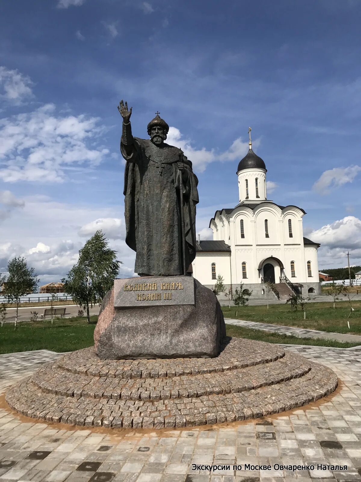 Памятники культуры калужской области. Малоярославец Калужская область. Малый Ярославец Калужская. Город Малоярославец Калужской области памятник. Памятник Владимиру храброму город Малоярославец.