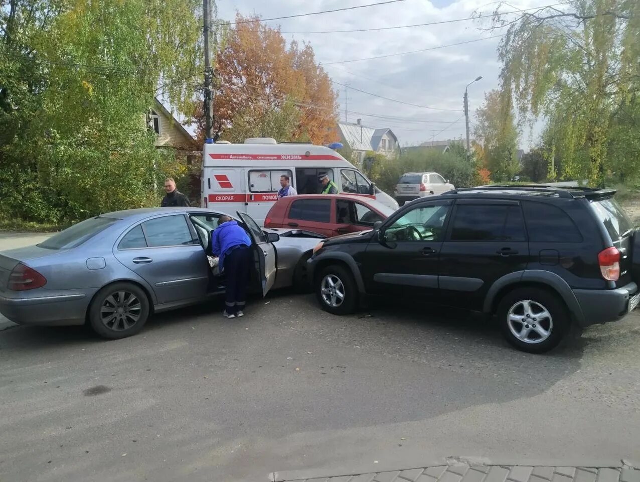 6 октября 2012. 2 Машины столкнулись в Твери. Водитель пострадал в столкновении трёх иномарок в Твери.