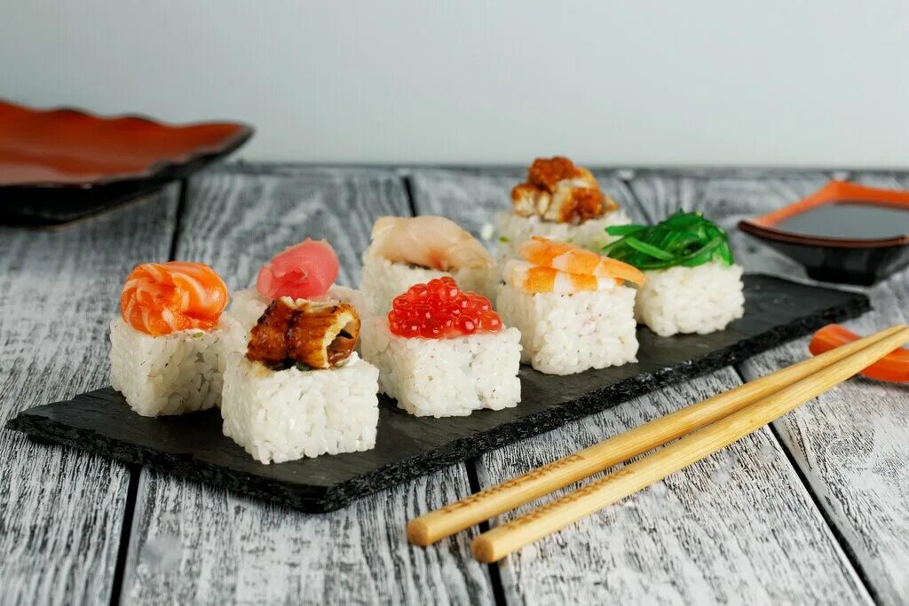 Роллы sushibar drakon ru. Красивые роллы. Холодные роллы. Вкусные роллы. Холодные роллы красивые.