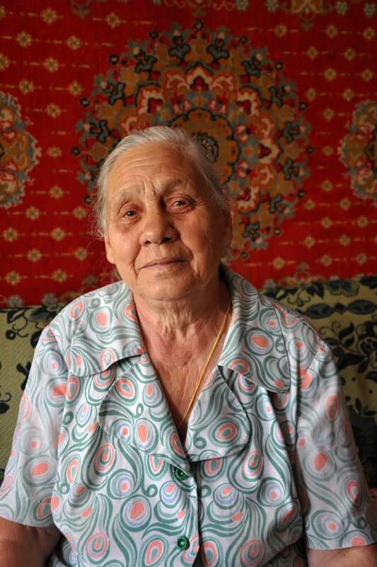 Пожилая женщина. Старушка с седыми волосами. Истории бабушки. Ари сет коэн. Бабушка в платочке.