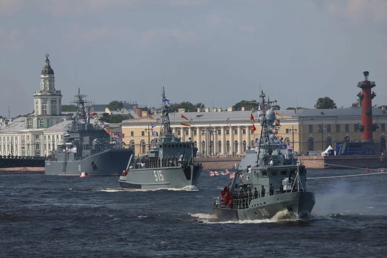 День основная петербурга. Главный военно-морской парад в Санкт-Петербурге 2022. Парад военно морского флота в Санкт-Петербурге 2023. Корабли Санкт Петербург главный военно морской парад 2020. Полтава в главный военно морской парад 2020.