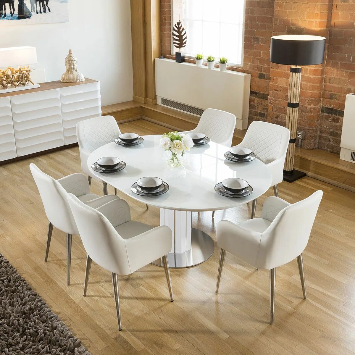 Кухонный стол стулья круглый. Обеденный стол Barnes Round Dining Table. Круглый стол в интерьере. Стильный стол. Стильный стол на кухню.