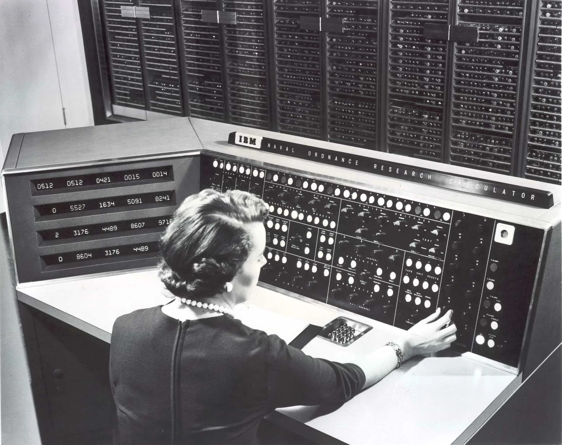 Первые программируемые вычислители. Компьютер как вычислитель. Компьютер (англ. Computer – вычислитель) представляет собой. Вычислитель компьютера.