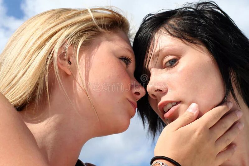 6 lesbian. Две молодые женщины соперничают. Две девушки iki genç kiz, 2005. Лесбианизм в живописи. Клевета о лесбиянстве.