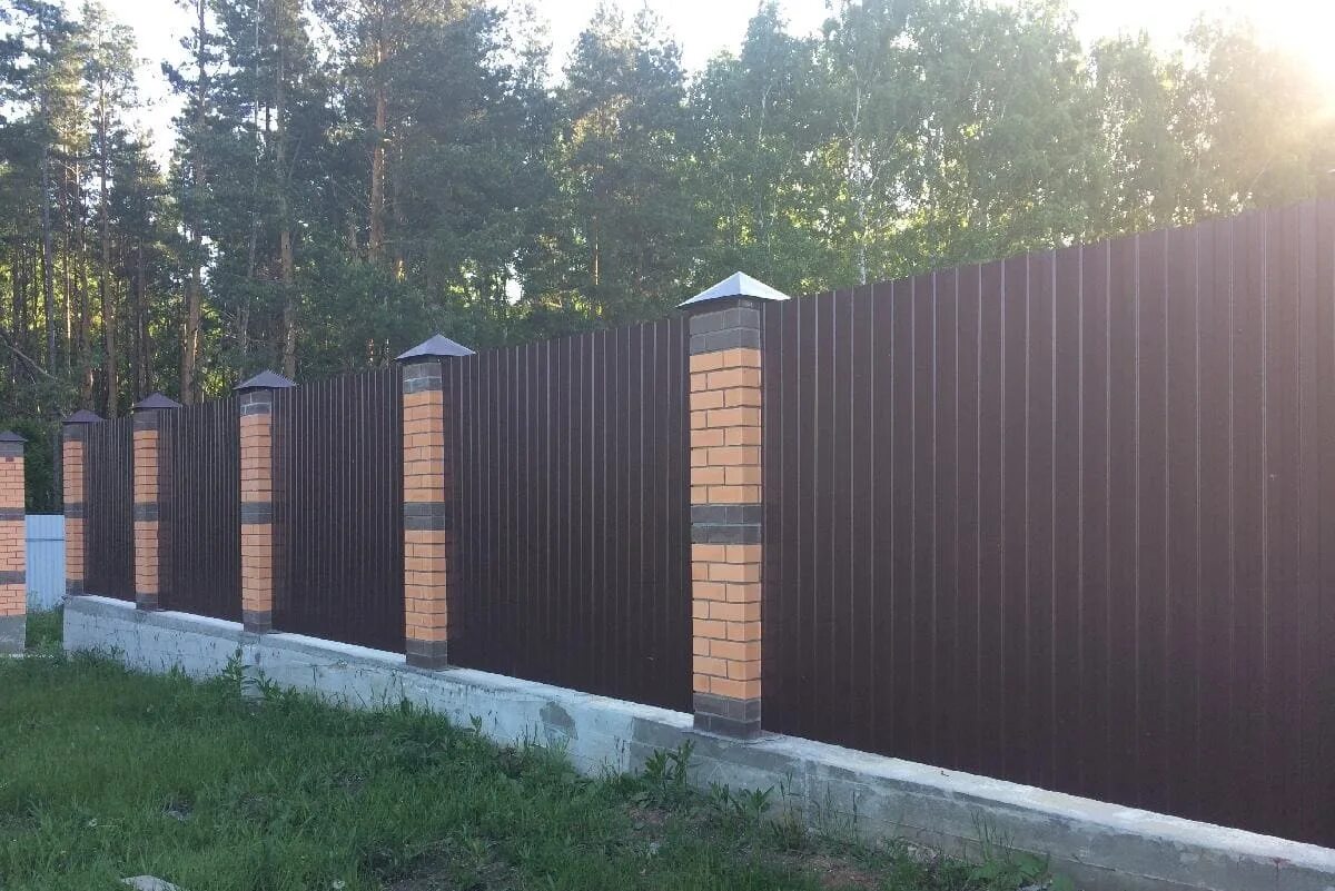 забор профлист с фундаментом. профлист забор фундамент. профлист забор фундамент. забор из профлиста с фундаментом. зеленый забор из профнастила.