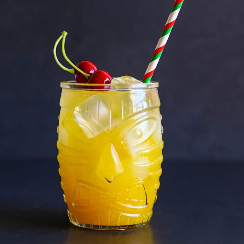 Тики напиток. Коктейль баха тики. тики-коктейль (tiki-cocktail). стакан для коктейлей. стаканчики для кактейл.