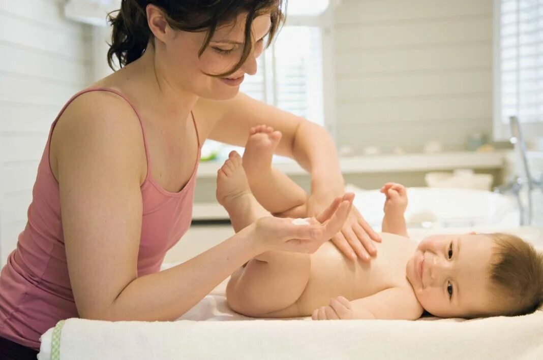 Baby massage. Детский массаж. Массаж детям. Мама и ребенок массаж. Массаж малышу.