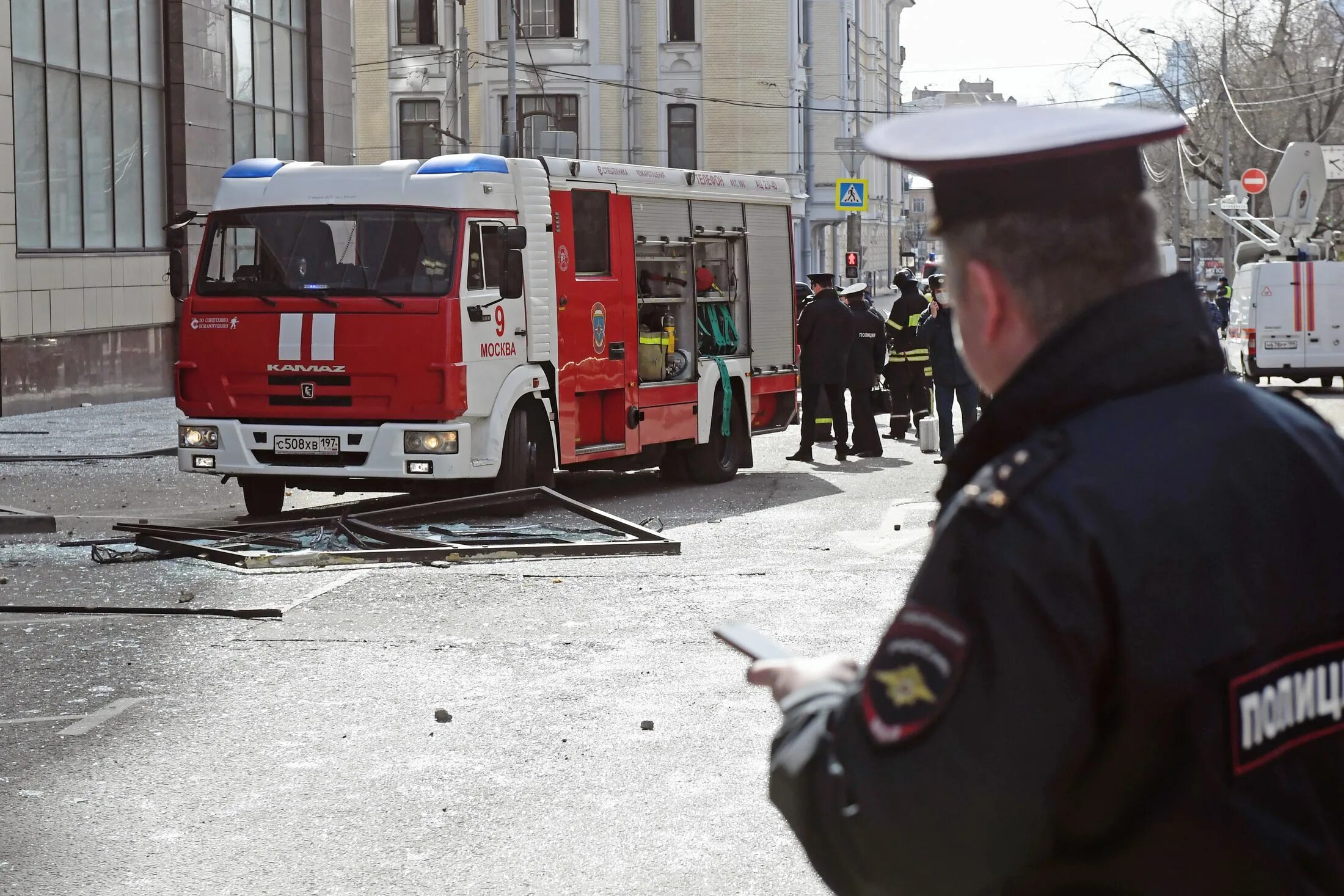 Взрыв в Москве в бизнес центре. Полиция при взрыве. Взрыв в центре милиции. Взрыв в центре Москвы новости. Что творится в москве сегодня новости