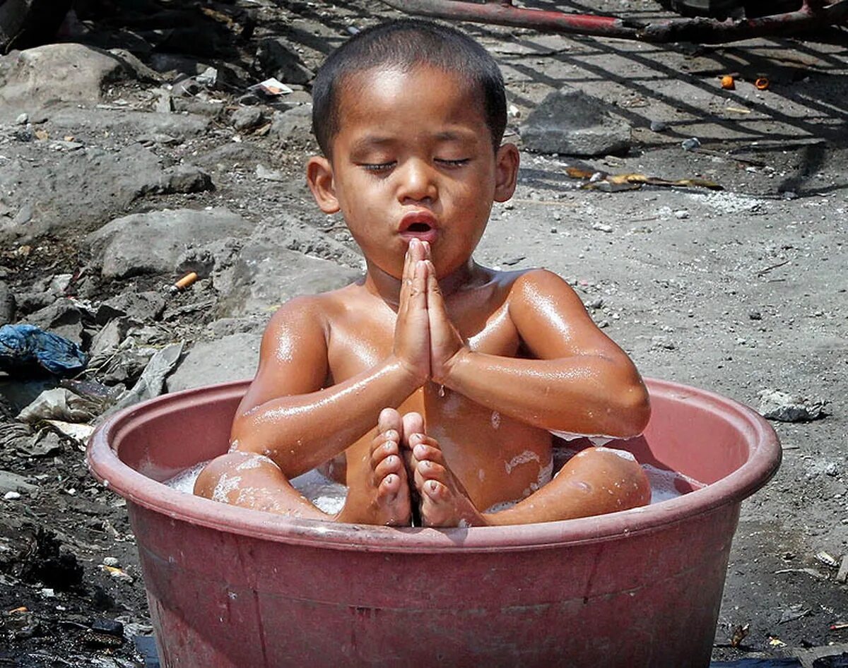 человек в бочке с водой. человек в корыте. купаться в бочке. уточка для ванны для мужчин. фигурка банщик.